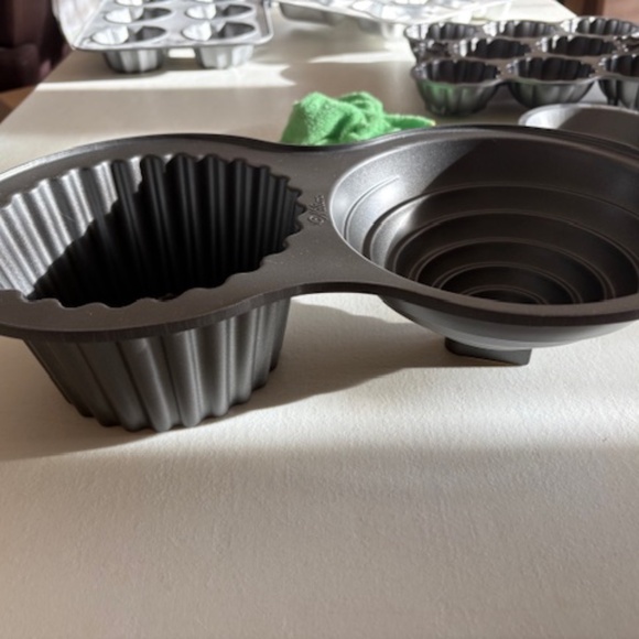 HEAVY Wilton Giant Cupcake/Muffin Pan - Picture 1 of 4